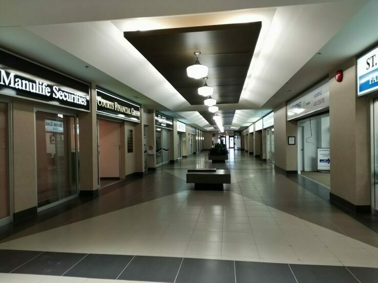 Courts du centre commercial St. James à Winnipeg, Manitoba